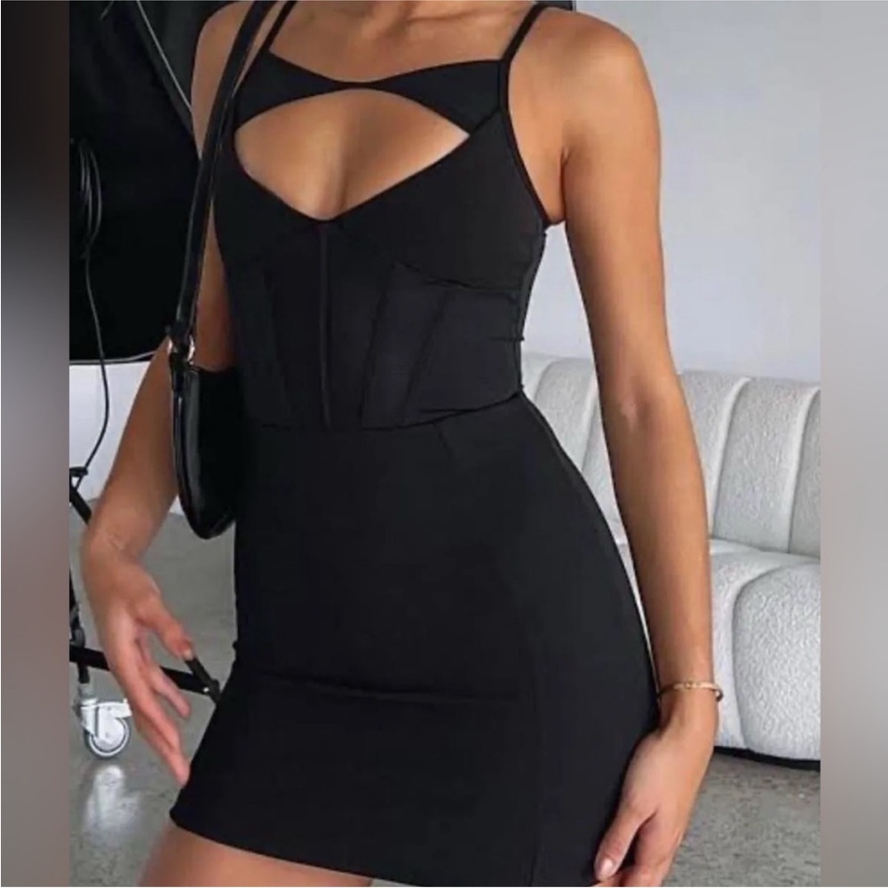 White Fox Boutique Black Bodycon
Mini Dress